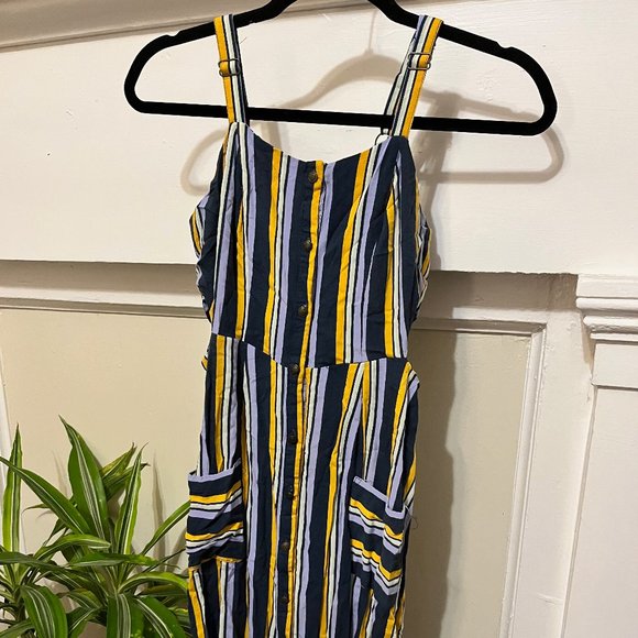 Side cutouts and front Pockets Sundress - Picture 2 of 6